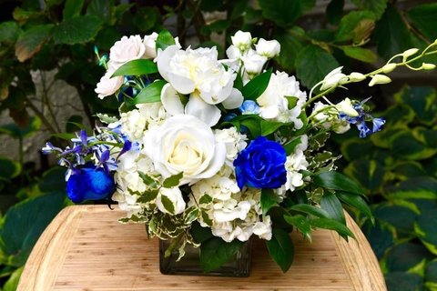 White and blue rose arrangement