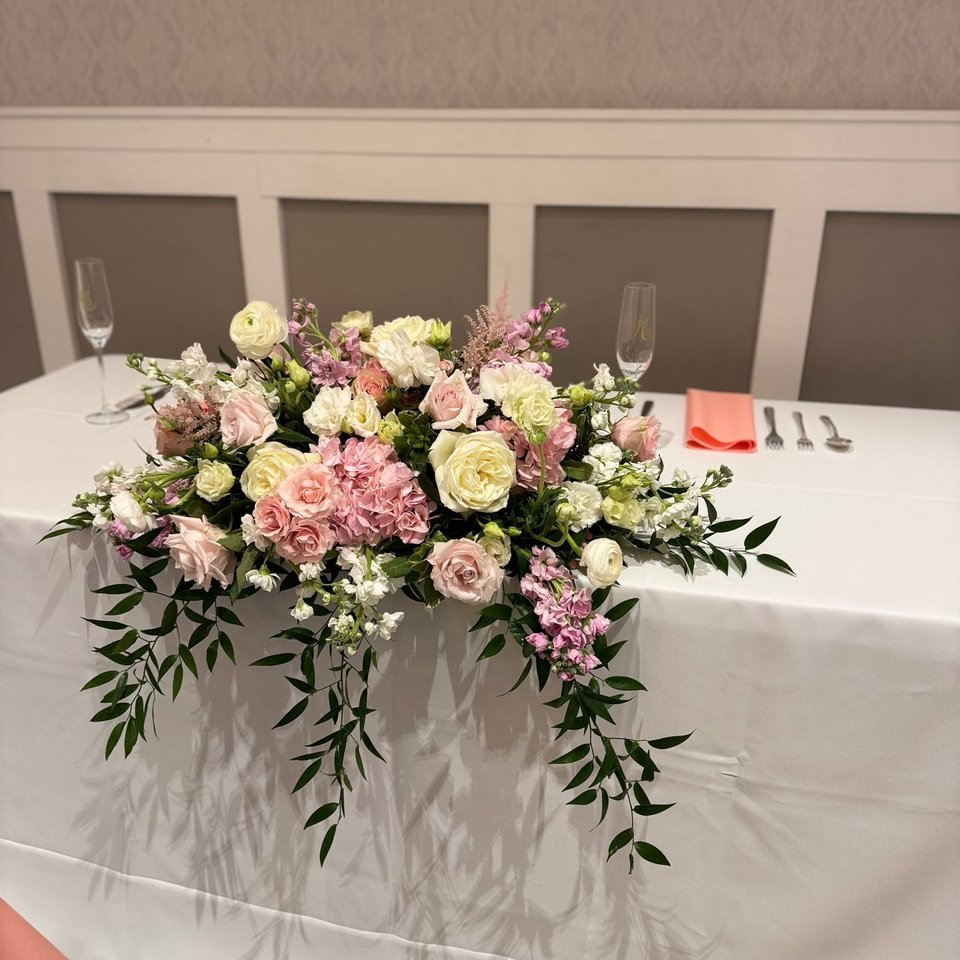 Head table arrangement in blush and white